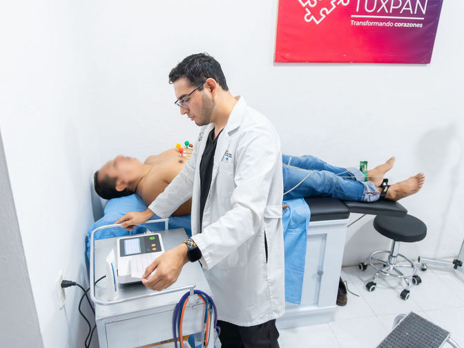 DIF Tuxpan fortalece sus servicios médicos con un nuevo electrocardiógrafo