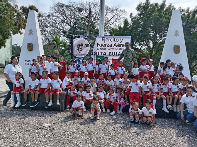 Ejército mexicano sorprende con una visita guiada a unos pequeñines.