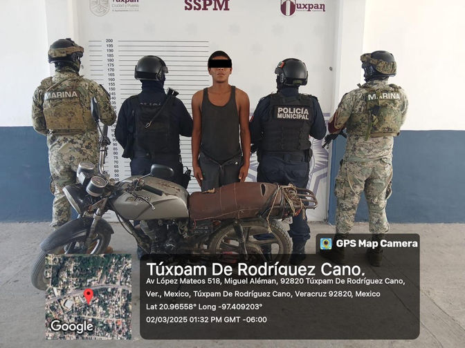 Policía Municipal/SEMAR Tuxpan detuvo a sujeto con moto con el NIV alterado y cuya propiedad no acreditó