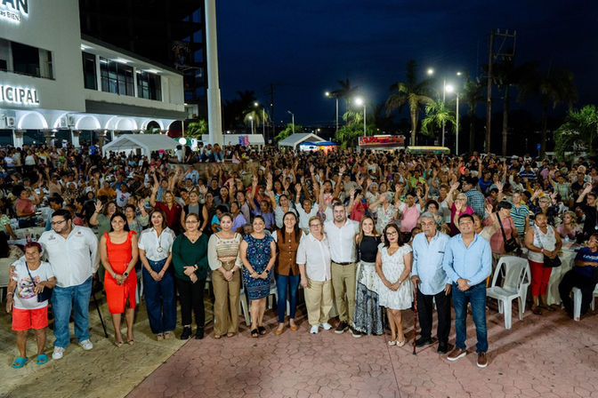 Tuxpan celebra a lo grande a las madres tuxpeñas; más de 1,200 asistentes llenan la Plaza Cívica
