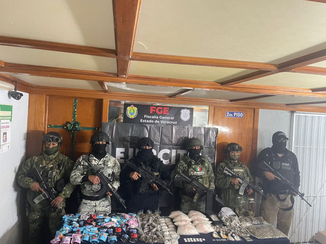 El Ejército y la Guardia Nacional en coordinación con otras autoridades del orden federal y estatal aseguraron distintas drogas durante un cateo en Poza Rica, Veracruz