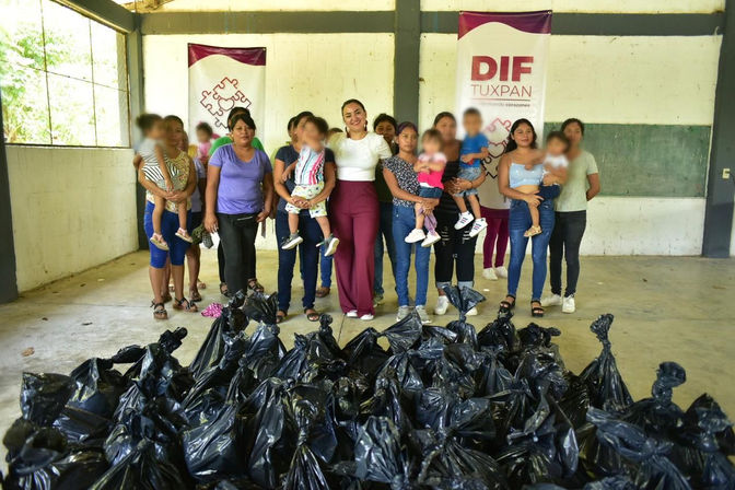 DIF Tuxpan continúa con la entrega de despensas.