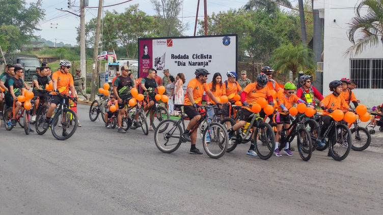 Ejército Mexicano fortalece la proximidad social con la población civil mediante Rodada Ciclista “Día Naranja” en Cerro Azul, Ver.