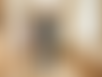 介護スタッフの見守りのもと、歩行訓練を行う高齢の男性。穏やかな施設内の廊下に差し込む日差しの中、前向きに一歩を踏み出している。