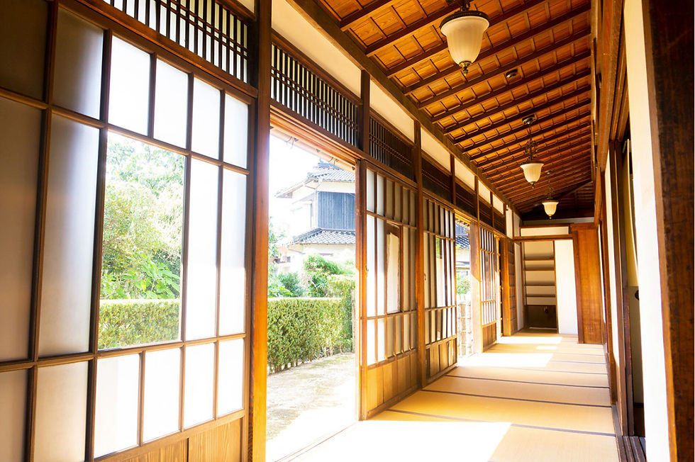 木造の日本家屋の縁側。障子戸から陽光が差し込み、畳敷きの廊下が奥まで続く。庭の緑が穏やかな雰囲気を演出している。