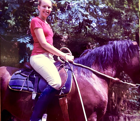 Mariana Poltosi jovem, montada a cavalo na fazenda