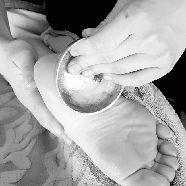 laura-zen-esthetique-vagney-massage-pied-768x1220 (1).jpg