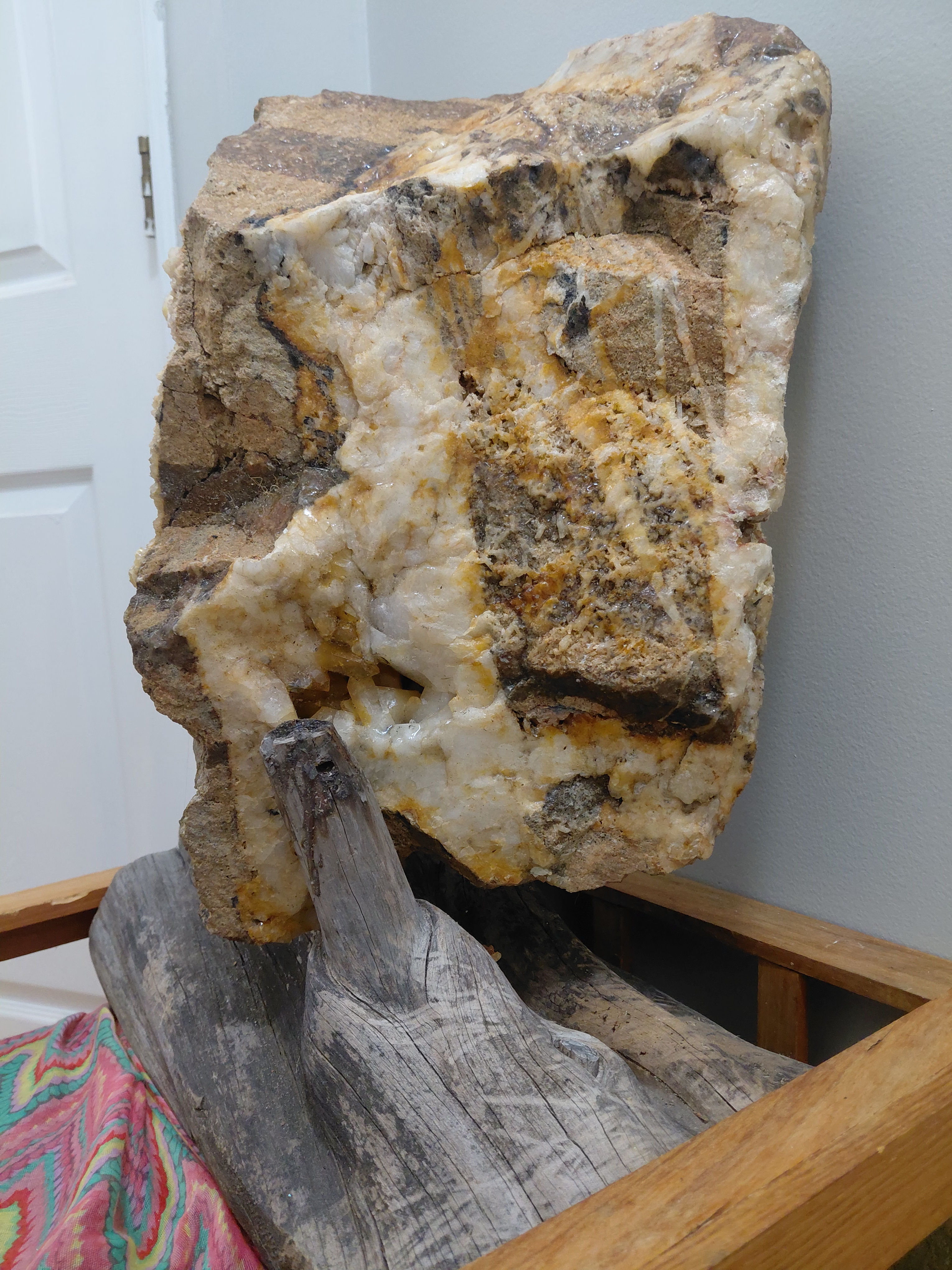 🌍 Monumental Quartz Stone Sculpture on Driftwood Base – One of a Kind