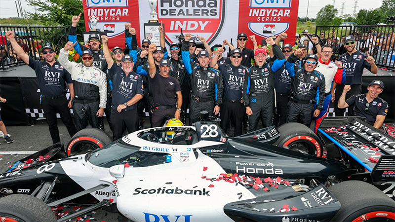 Marcus Ericsson y su equipo celebrando en Markham