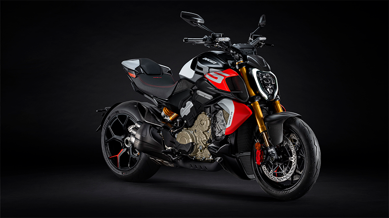 Nueva Ducati Diavel V4 RS sobre fondo negro