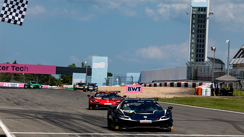 Jack Aitken con Ferrari cruzando la meta en la carrera 1 del DTM en Nürburgring
