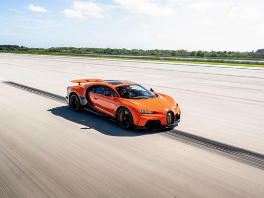 Bugatti vuela en una pista de aterrizaje