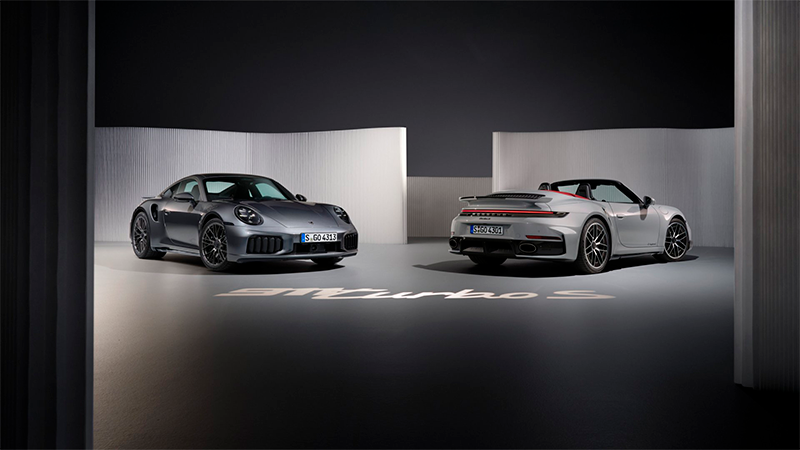 Dos Porsche 911 Turbo S, techo duro y cabriolet en estudio durante su presentación