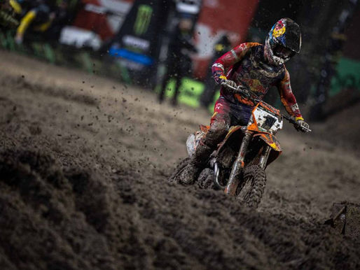 Chase Sexton se impone bajo la lluvia