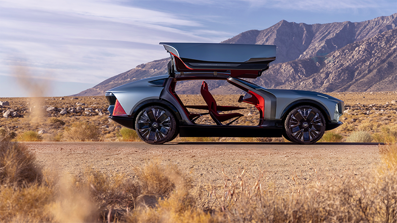 nuevo Cadillac Elevated Velocity en el desierto con sus puertas alas de gaviota extendidas
