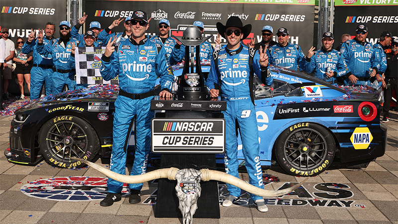 Chase Elliot junto a su Crew Chief y su equipo celebrando la victoria en Texas