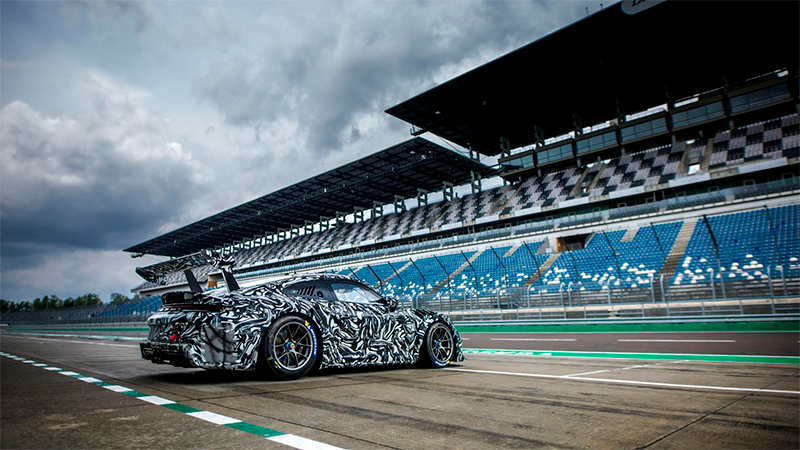 Nuevo Porsche 911 GT3 Cup 2026 en pruebas sobre el circuito de Lausitzring, con camuflaje de desarrollo, preparado para competir en la temporada de carreras 2026