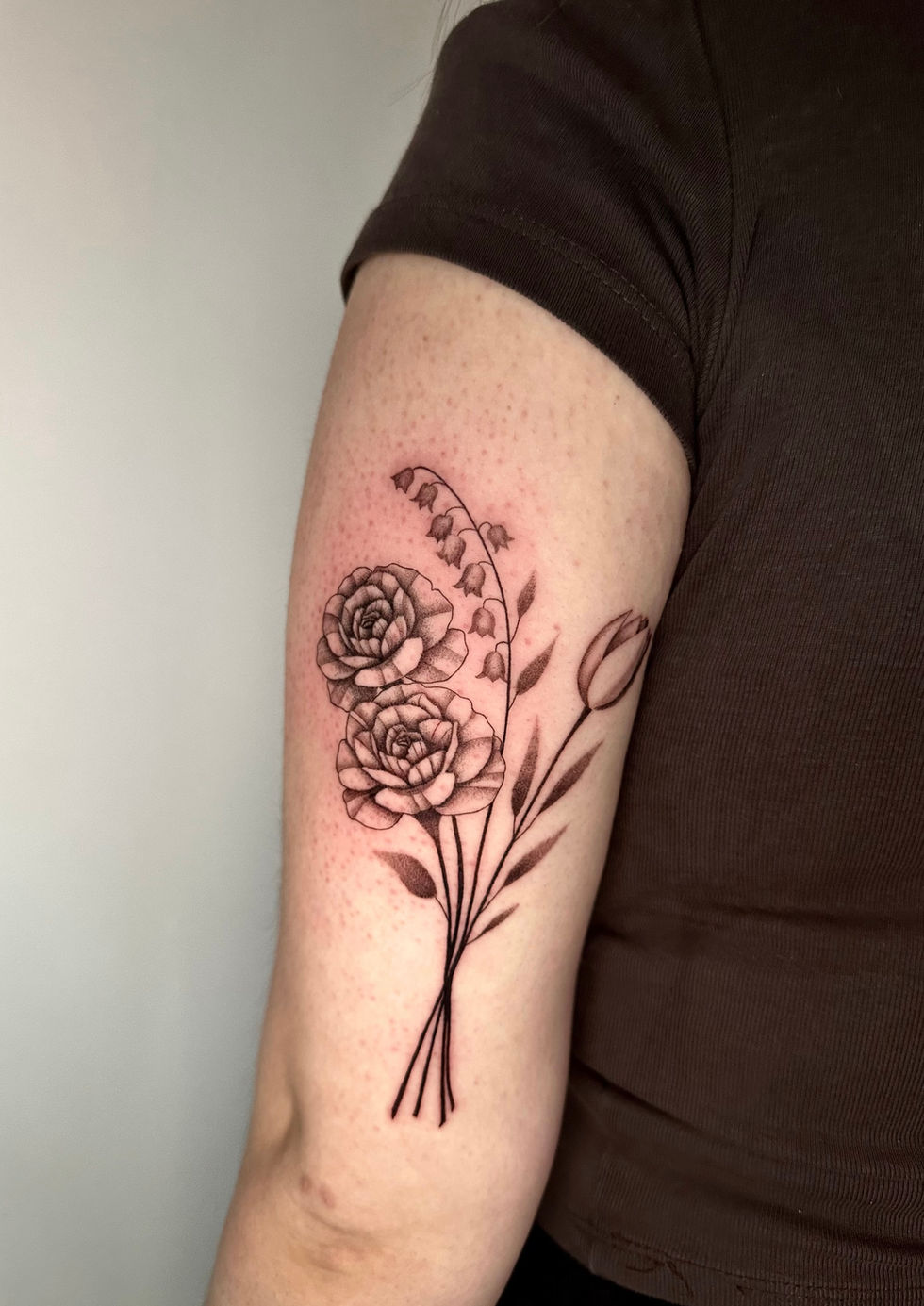 Tatouage - Floral - Fleurs - Dot Work - Féminin - Noir et gris - Luxembourg - Metz - Saint-Avold - Valmont - 57 - Moselle 