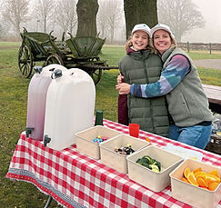 Vrijwilligers van de EpicTrails Trailcrew helpen bij een trailrun in Nederlandβ.