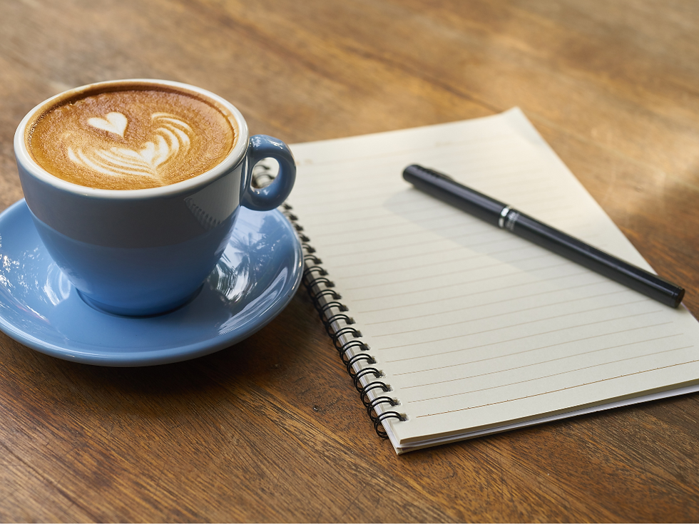 Tasse de café avec coeur en mousse, cahier avec stylo