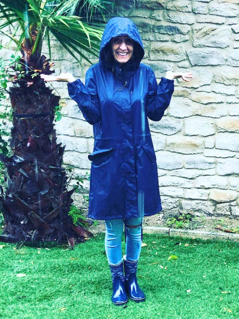 Femme sous la pluie, routine bien-être cocooning