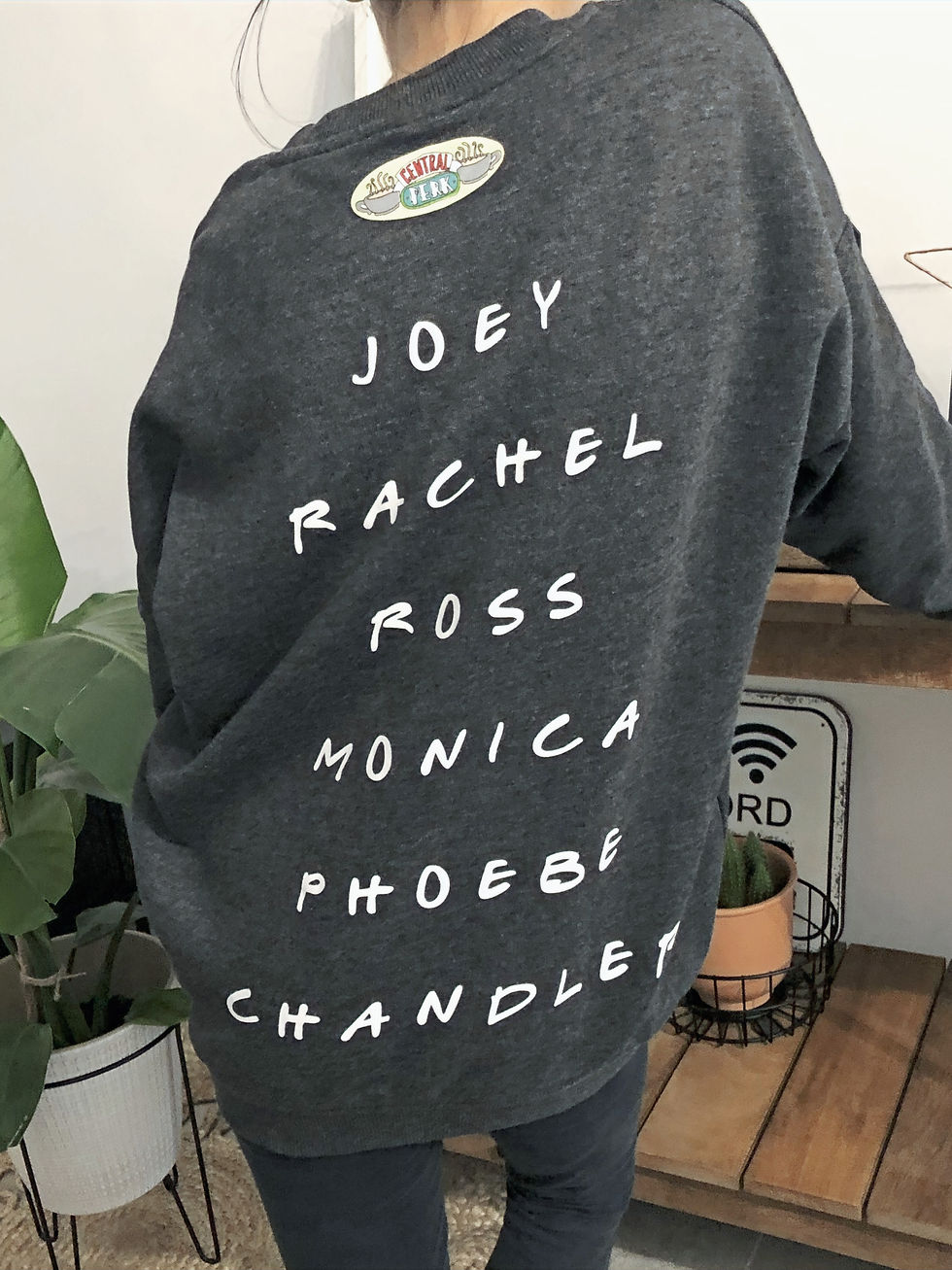 Jeune fille portant de dos un sweatshirt de la série Friends