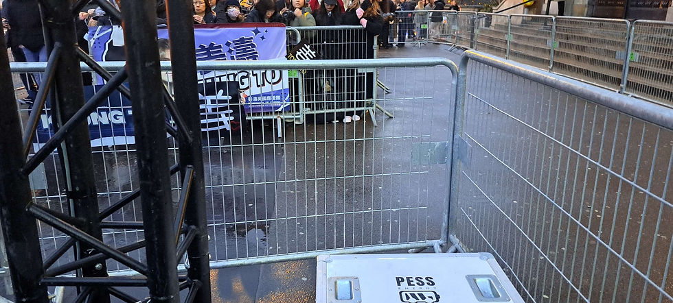 Les ginger candies déjà sur place et attendent leur idole dans froid et sous le vent.