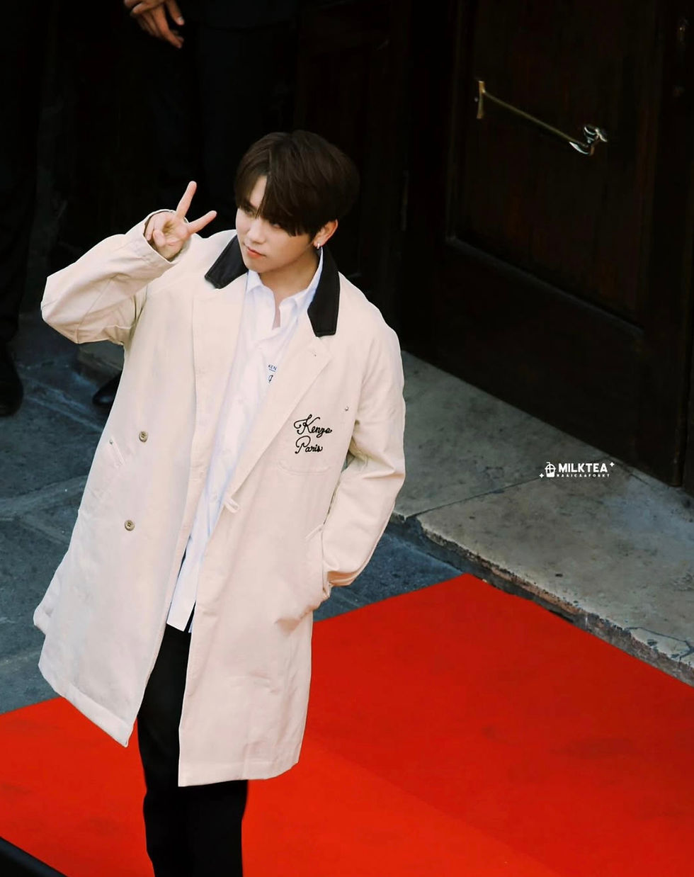 © Milktea IG. Clad in soft beige, Keung To stood out effortlessly amidst the lively streets of Paris. With KENZO’s thoughtful curation, their collaboration grew even more seamless and intimate.