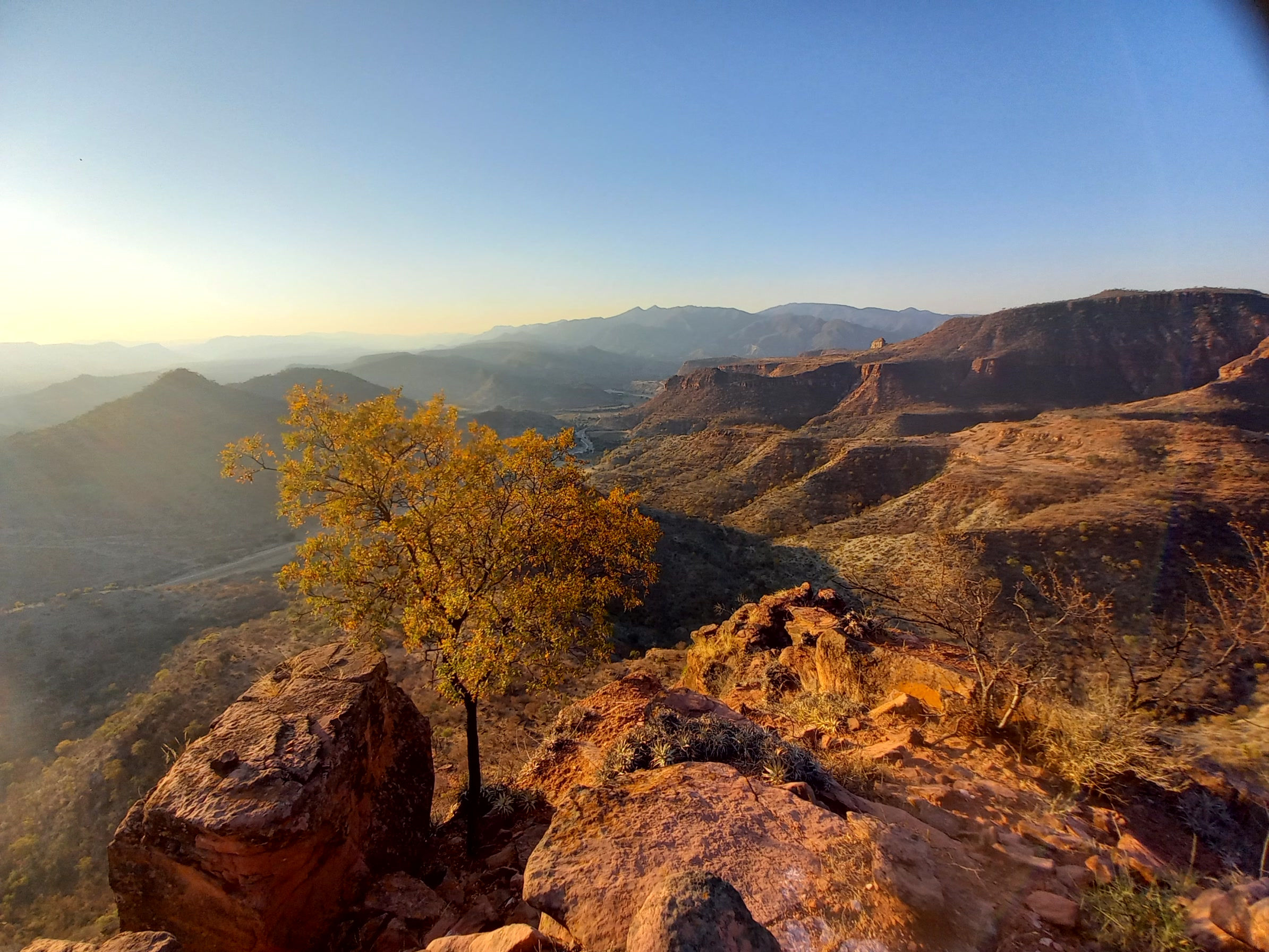 TREKKING CANYON PEÑA COLORADA