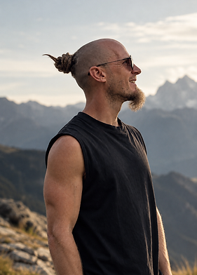 Porträt von Kameramann Rowin Höfer vor alpiner Bergkulisse