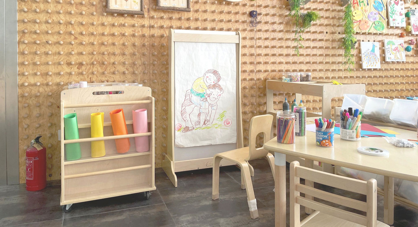 Bring out your little one’s inner artist and encourage creativity with the multi-use design of the deluxe acrylic easel. Easel frame is made from strong birch hardwood timber. The clear acrylic board and paper roll provide two ways for painting.