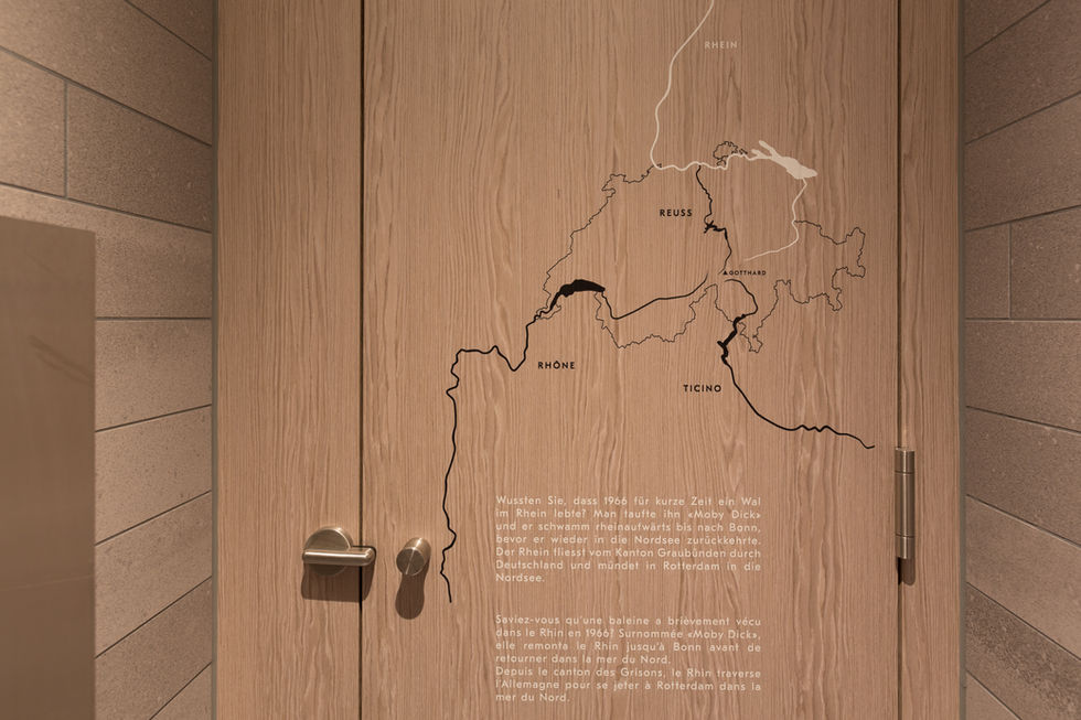 Innenansicht WC Türe mit Holzfurnier und Grafik