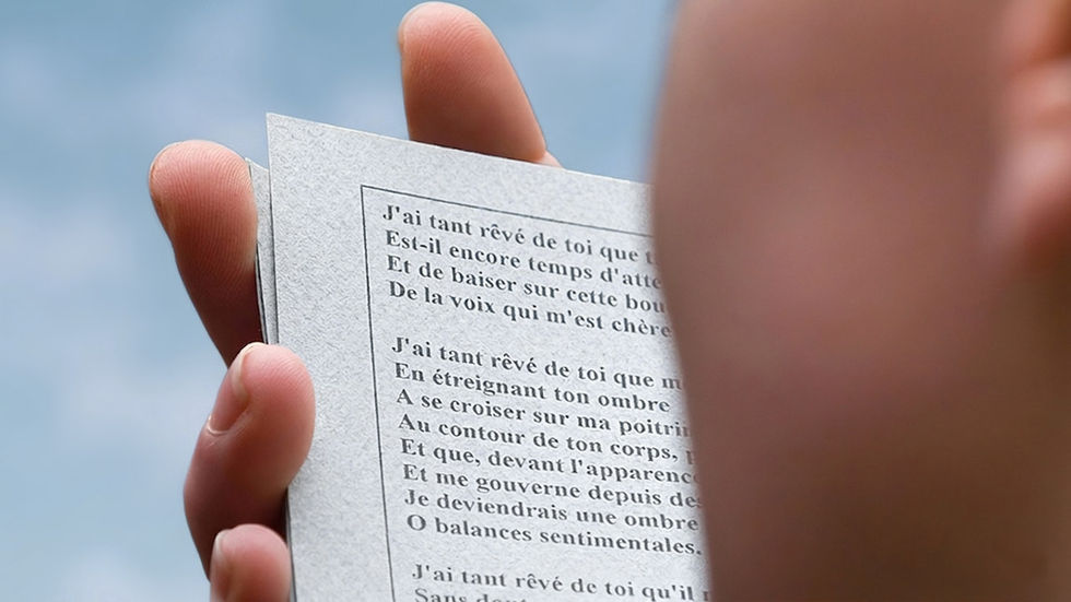 Carta di cartone con una poesia d’amore scritta sopra, tenuta dalla mano di una donna