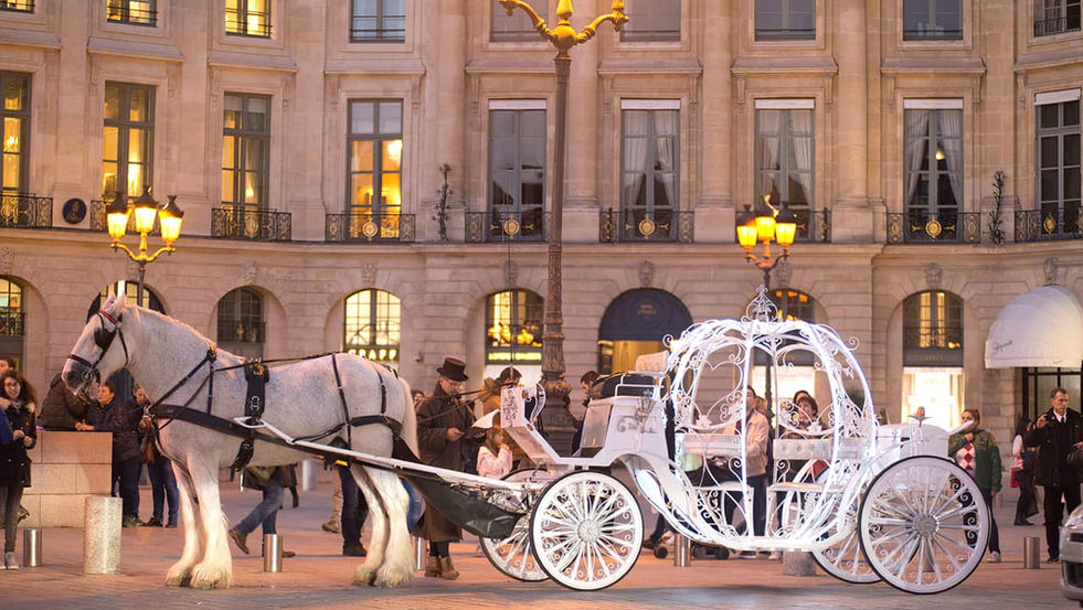 Carrosse de Cendrillon tiré par cheval blanc devant le Ritz, place Vendôme, Paris