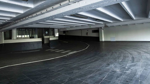 Parking vide d'un garage