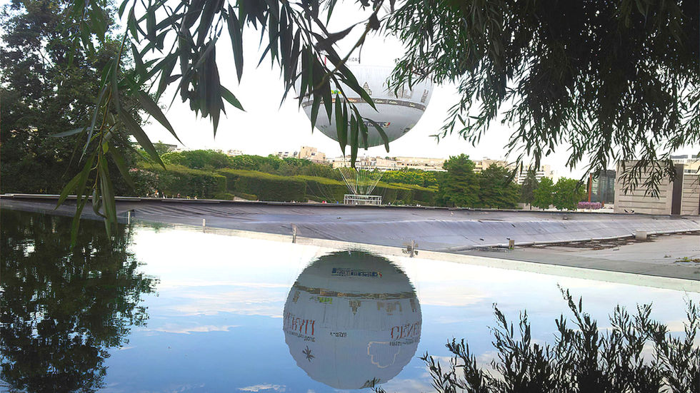 Mongolfiera a terra a Parigi, con riflessi sull'acqua