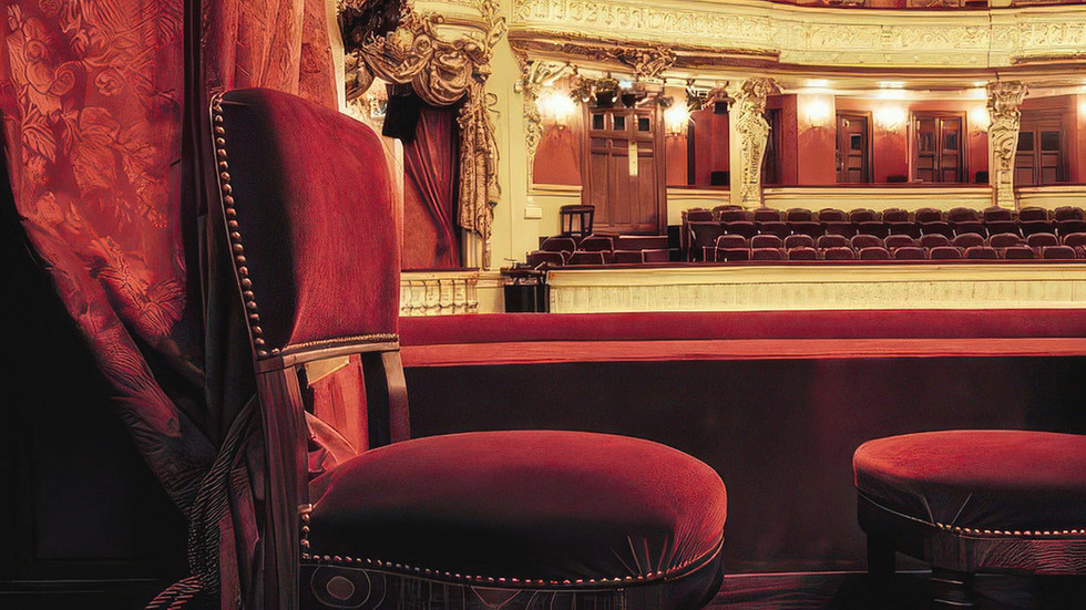 Rote Sessel in einer Theaterloge in Paris