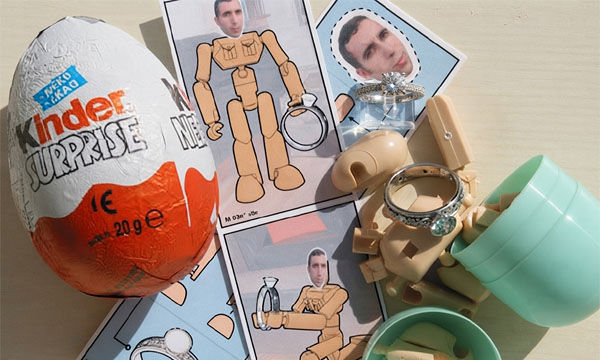 Heiratsantrag mit einem in einem Kinder Überraschungsei versteckten Ring