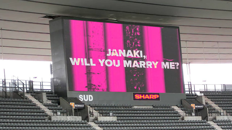 Mensagem de pedido de casamento exibida na tela gigante iluminada de um estádio
