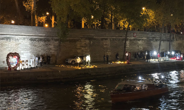 Heiratsantrag mit einer Blumendekoration am Seine-Ufer in Paris