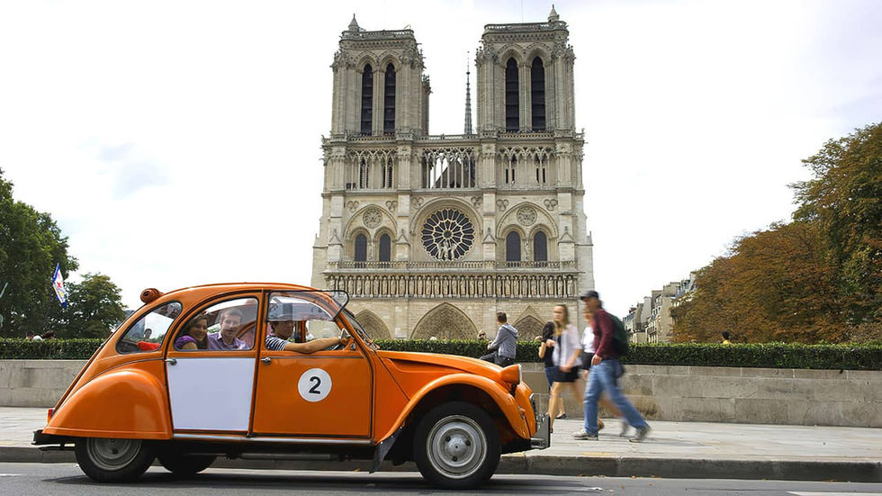 Citroën 2CV orange devant la cathédrale Notre-Dame de Paris