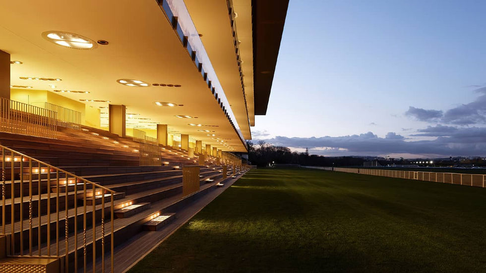 Tribuna hipodromului de la Longchamps, din Paris, la căderea nopții