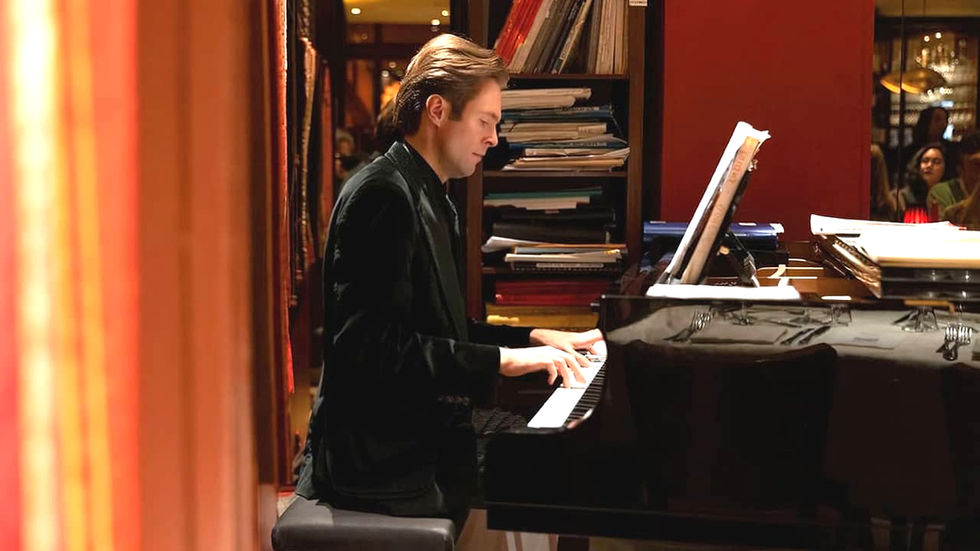 Un homme joue du piano dans un restaurant romantique de Paris