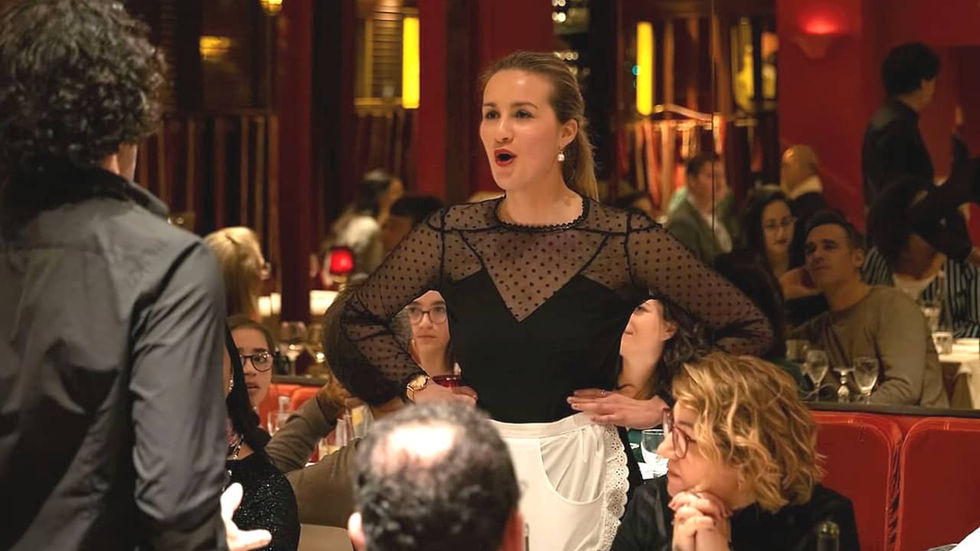 Une femme debout, habillée en serveuse, chante parmi les tables d'un restaurant romantique de Paris