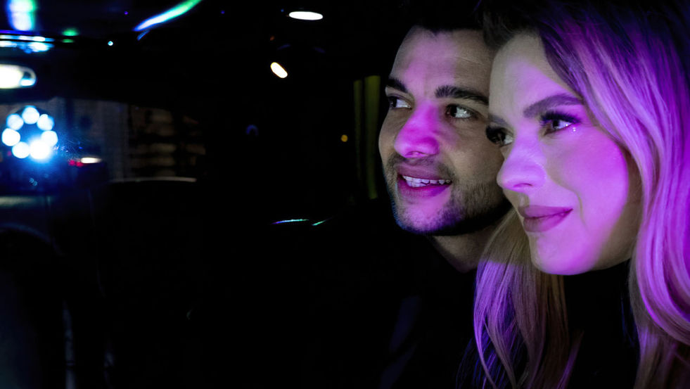 Een donkerharige man en een blonde vrouw met een traan in haar oog lezen een liefdesbericht