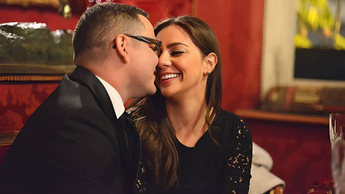 Un homme et une femme s'embrassent sur la banquette d'un restaurant romantique de Paris