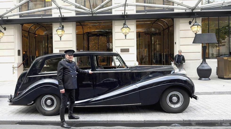 Rolls-Royce Silver Wraith noire, avec chauffeur élégant, devant le Peninsula à Paris