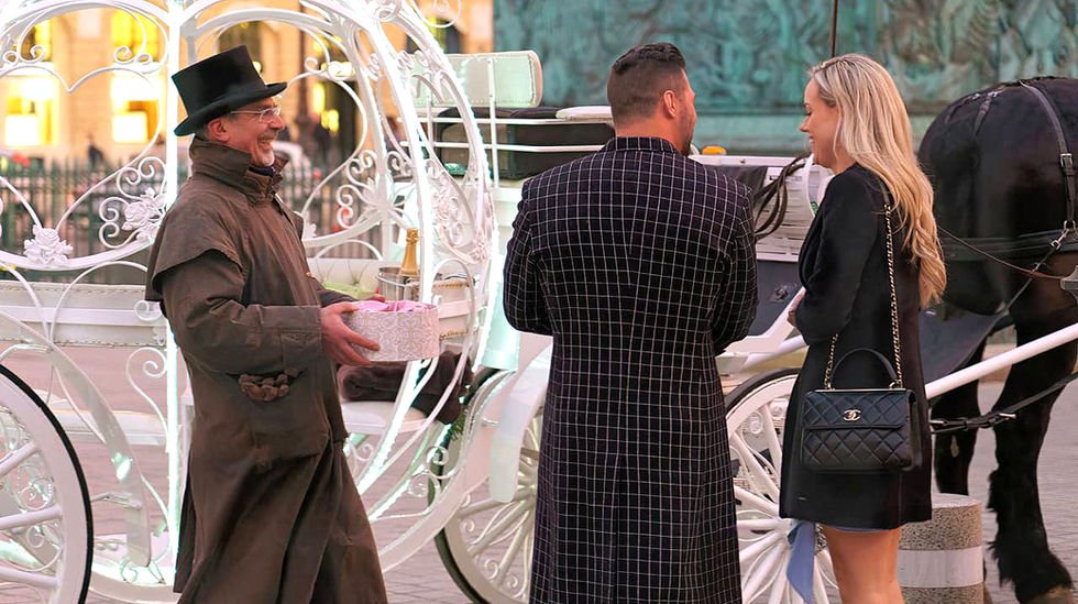 Cocher en costume redingote et chapeau haut forme qui rencontre un couple d'amoureux sur la place Vendôme