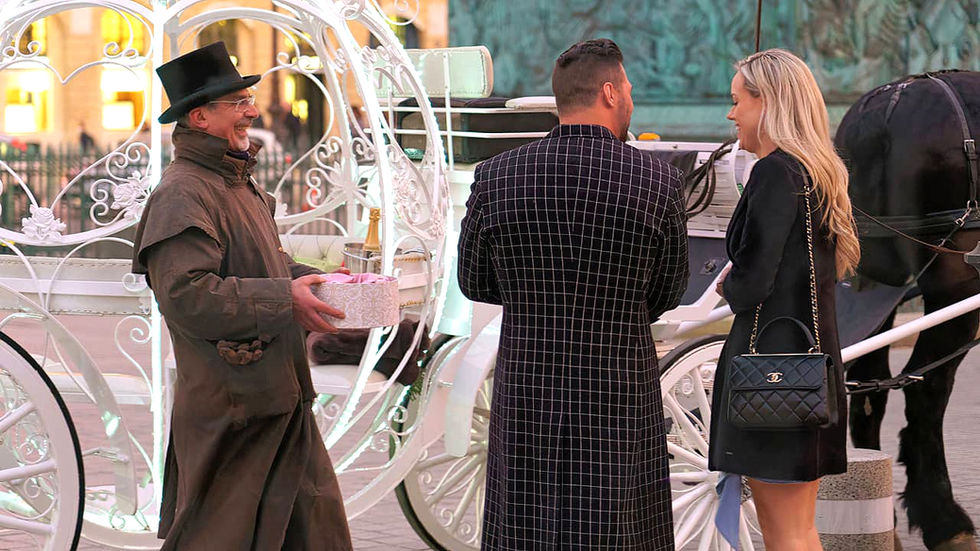 Cocher en costume redingote et chapeau haut forme qui rencontre un couple d'amoureux sur la place Vendôme