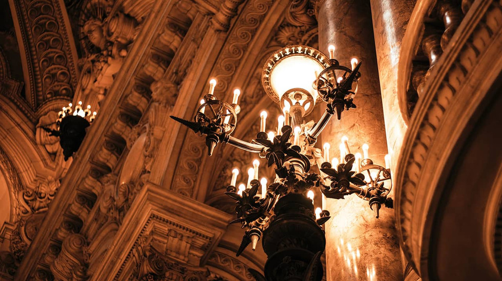 Farola en la pared de la Ópera de París, con columnas de mármol y adornos dorados